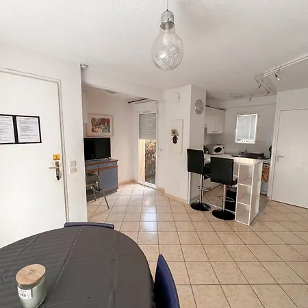 Maison Familiale Dans Le Domaine De La Avec Piscine Privee, A 200m De La