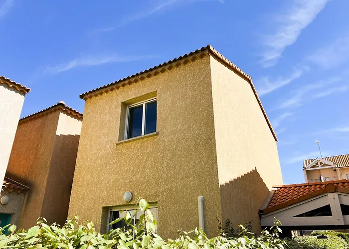 Maison Familiale Dans Le Domaine De La Avec Piscine Privee, A 200m De La